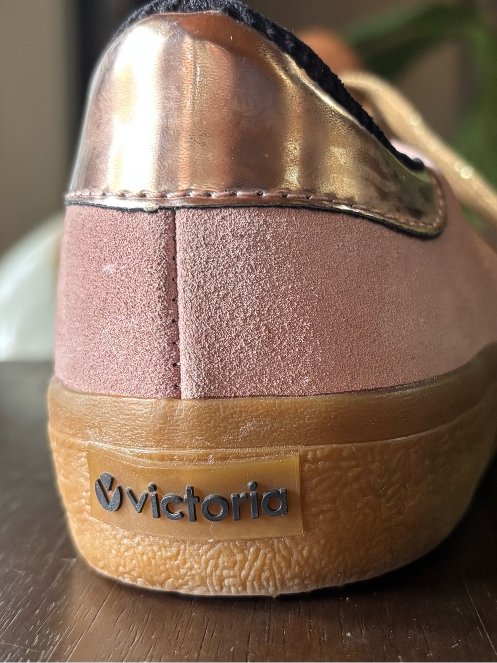 Sustainable brand victoria women’s rose gold sneaker from Spain